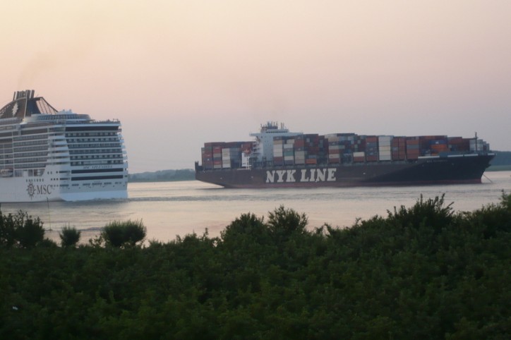 NYK Olympus blocks the Elbe following engine blackout 