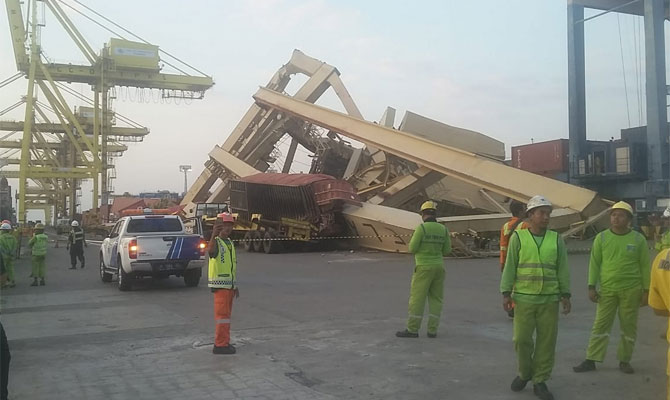 Container ship SOUL OF LUCK hit pier at TPKS Container Terminal Semarang Port (Video)