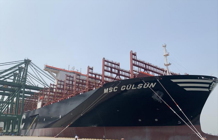 World's largest container ship sets sail from Tianjin (Video)