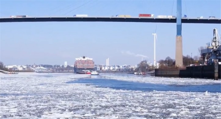 VIDEO: Icebreakers in the Port of Hamburg