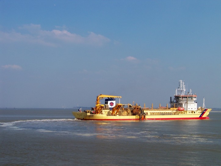 Damen Shiprepair & Conversion wins contract for first European conversion of a dredger to dual-fuel LNG / MGO