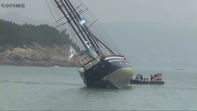 Tall ship Koreana runs aground off Yeosu