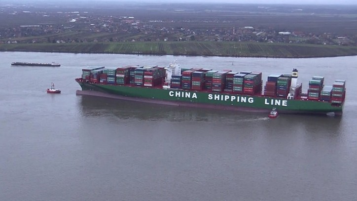 Container ship CSCL Indian Ocean hard aground on the Elbe River, Germany (Video)