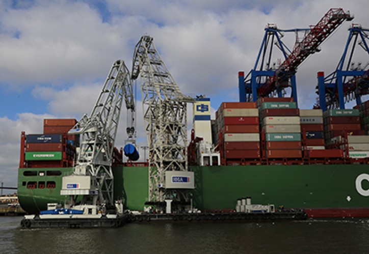 Floating cranes at HHLA Container Terminal Tollerort handles a real heavyweight