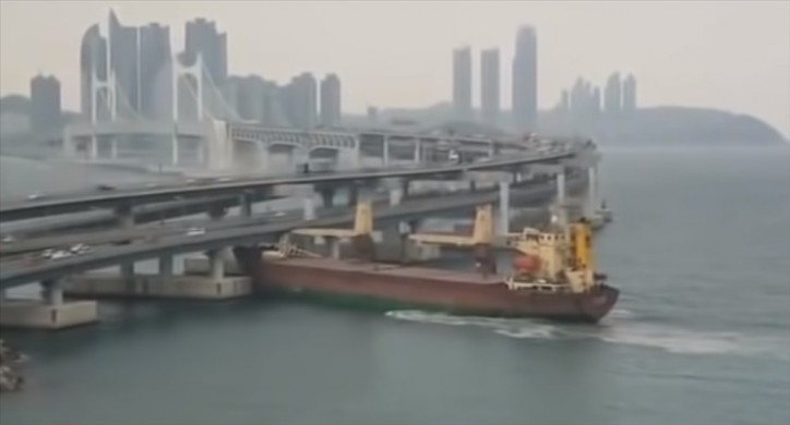 Russian cargo ship Seagrand bumps into S. Korean bridge with intoxicated captain aboard (Video)