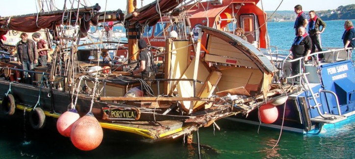 The 20-gt French fishing vessel Reine de l'Arvor, on its return from a fishing trip to Rosmeur, slammed into the stern of the sailing vessel Nordlys, which was at anchor in the Bay of Douarnenez, France.