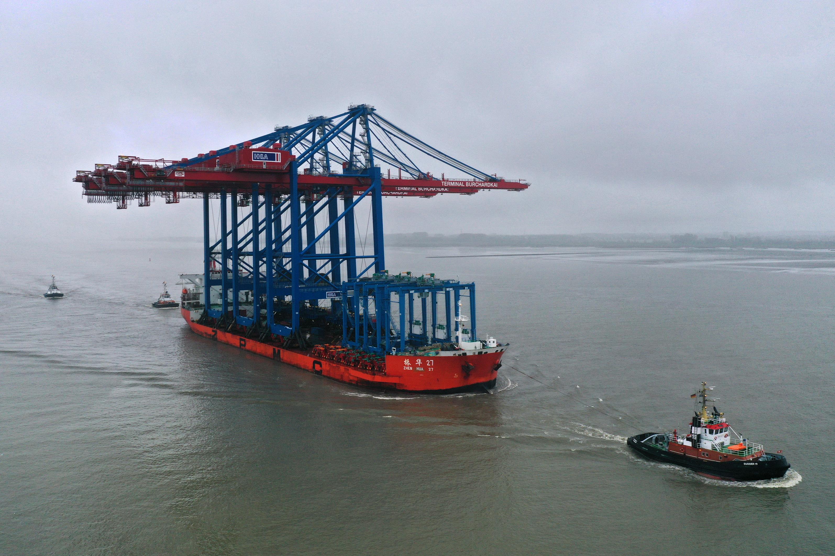 New Container Gantry Cranes Arrive in Hamburg
