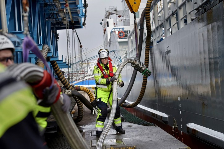 Terntank - First operator to take on LNG at Swedegas new bunkering facility at Port of Gothenburg