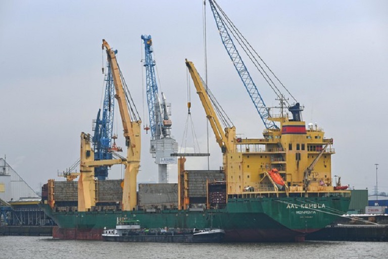 First call in Port of Hamburg by heavy-lift AAL Kembla