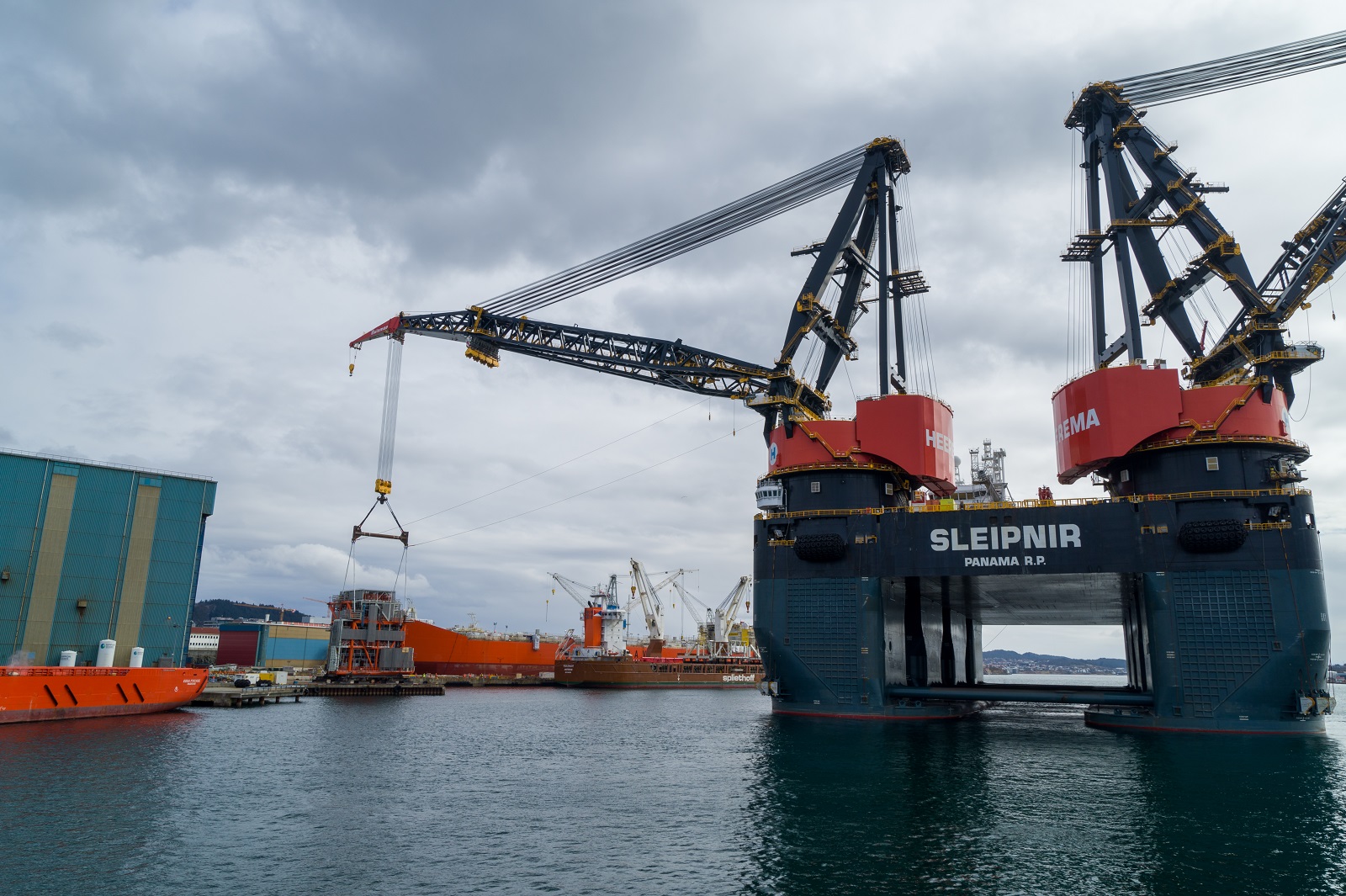 Sleipnir Lifts Module From Haugesund Quayside