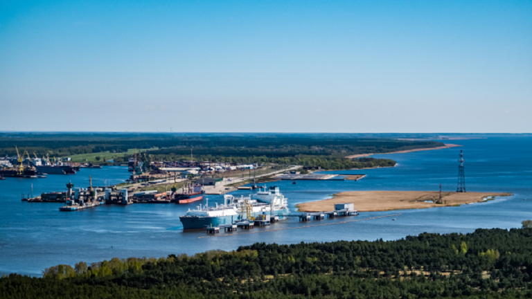 Cleaning works of the Klaipeda port’s water area by the LNG terminal completed
