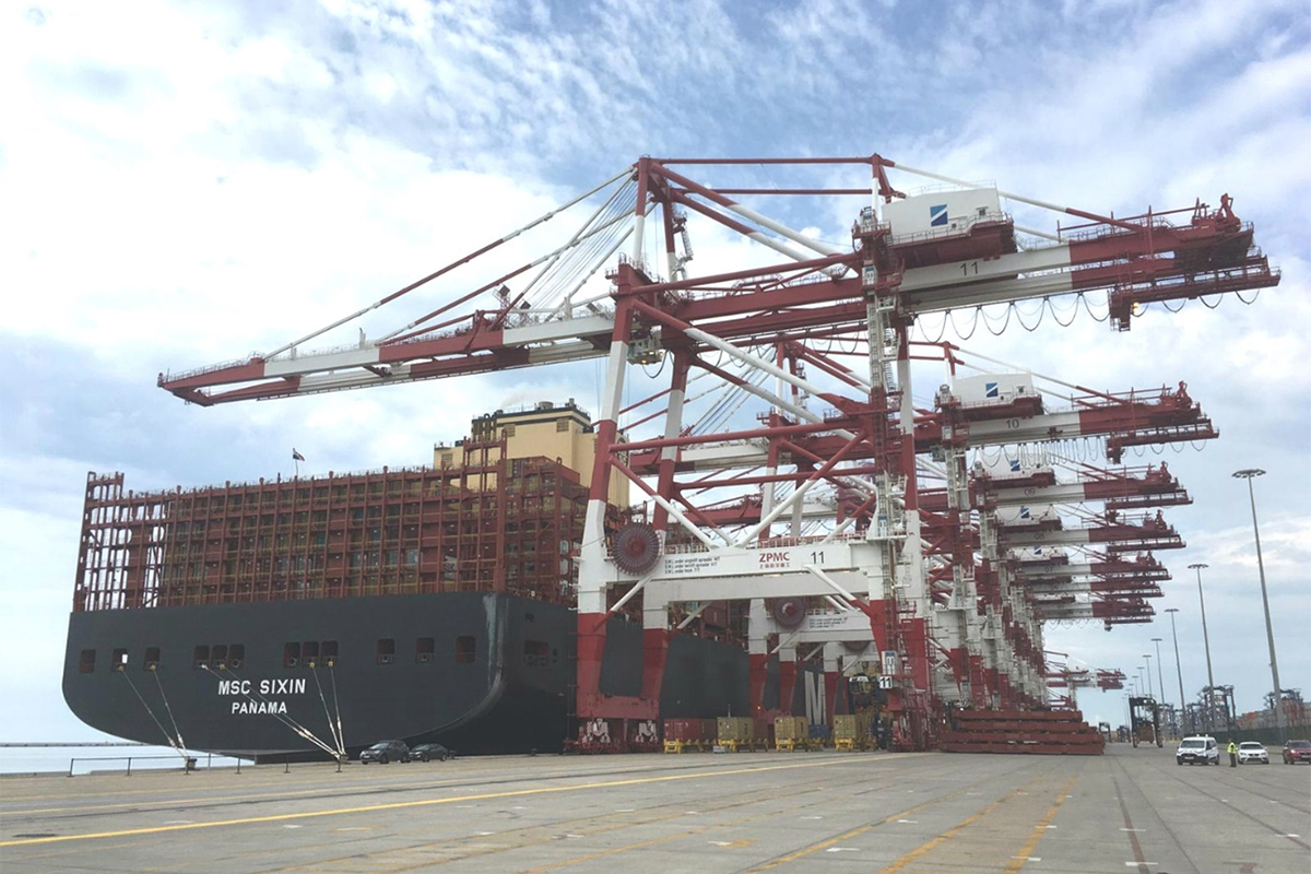 The world's second largest container ship begins operating in the Port of Barcelona