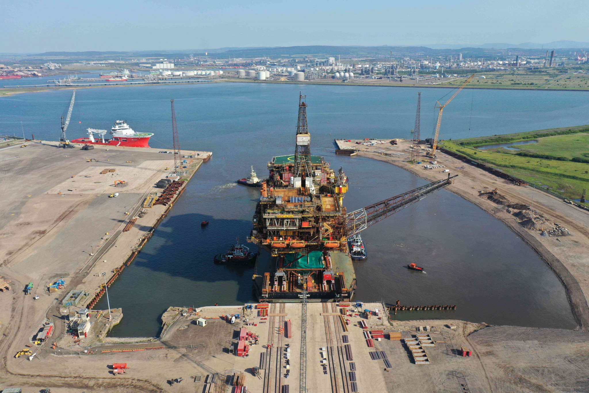 Boluda Towage Europe assists the Pioneering Spirit, the world’s largest vessel by gross tonnage, in Great Britain