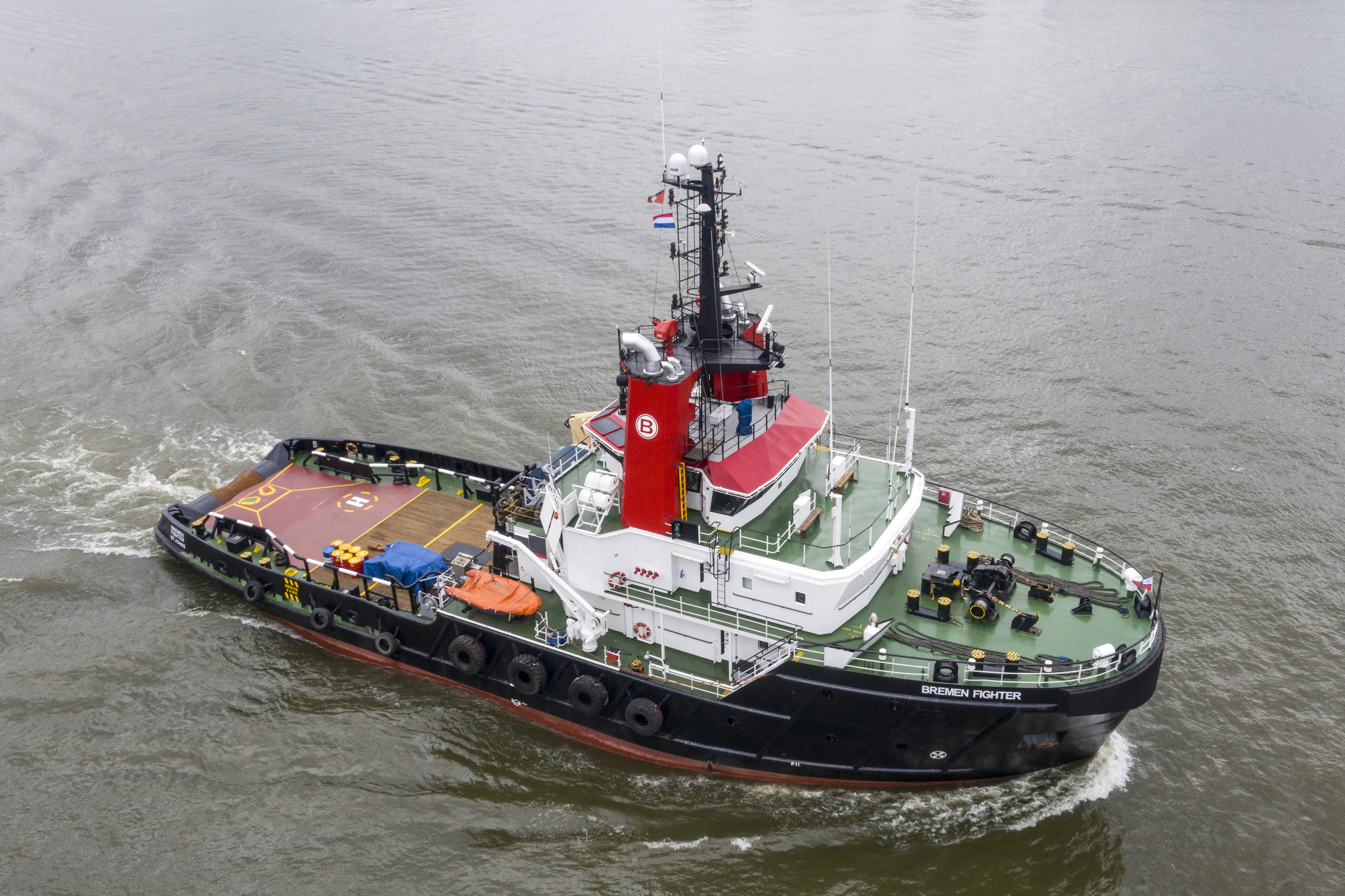 BREMEN FIGHTER, most powerful tug in the Boluda Towage fleet, now displays the corporate logo of the company