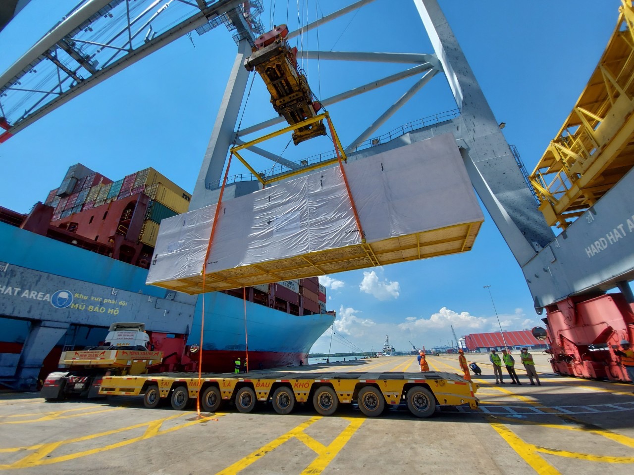 Cai Mep International Terminal (CMIT) successfully loaded 11 out-of-gauge items and 11 breakbulk items onto mv Arnold Maersk