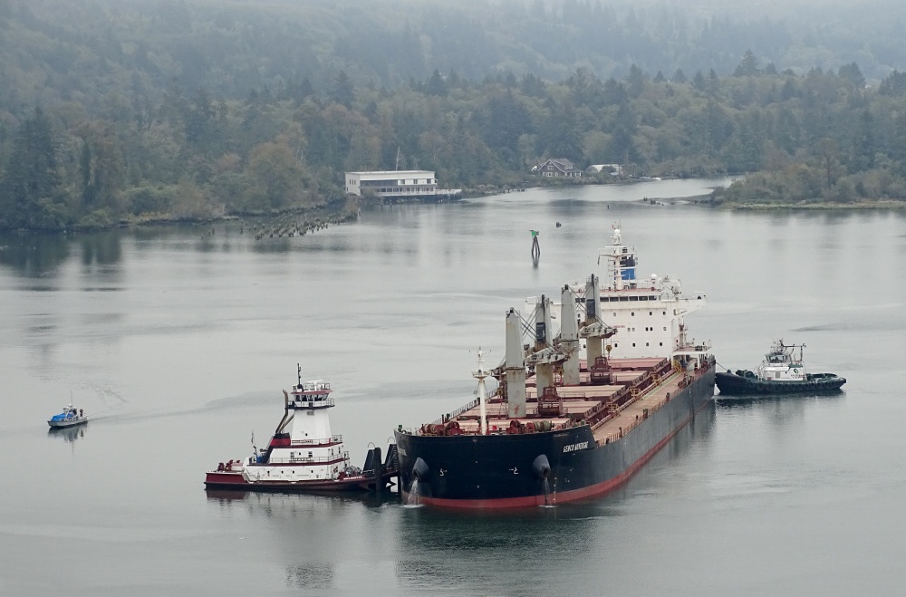 US Coast Guard responds to vessel aground on Columbia River sand bar