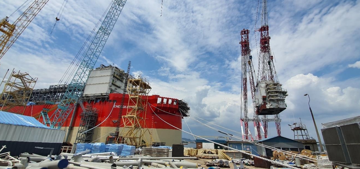Energean successfully completed the lift of the living quarter module and pipe rack modules onto the Energean Power FPSO