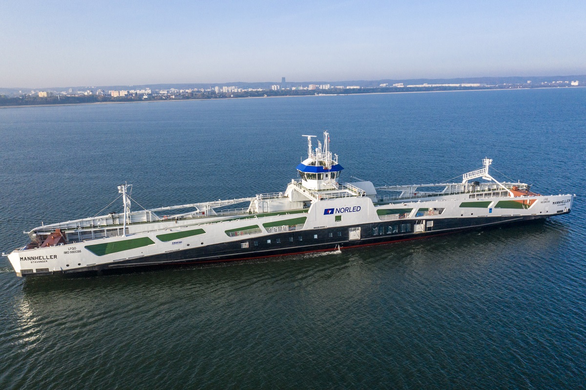Mannheller - Hybrid Electric Ferry On Sea Trials (Video)