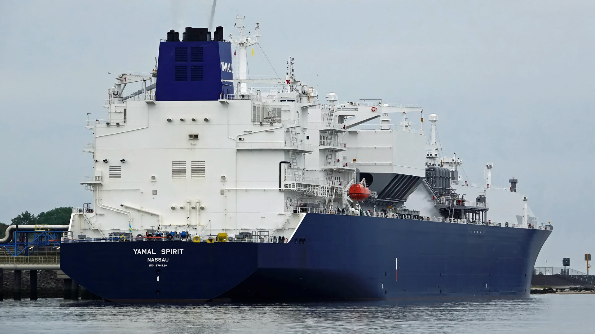 NOVATEK Completes First Ship-to-Ship LNG Transshipment in the Murmansk Region