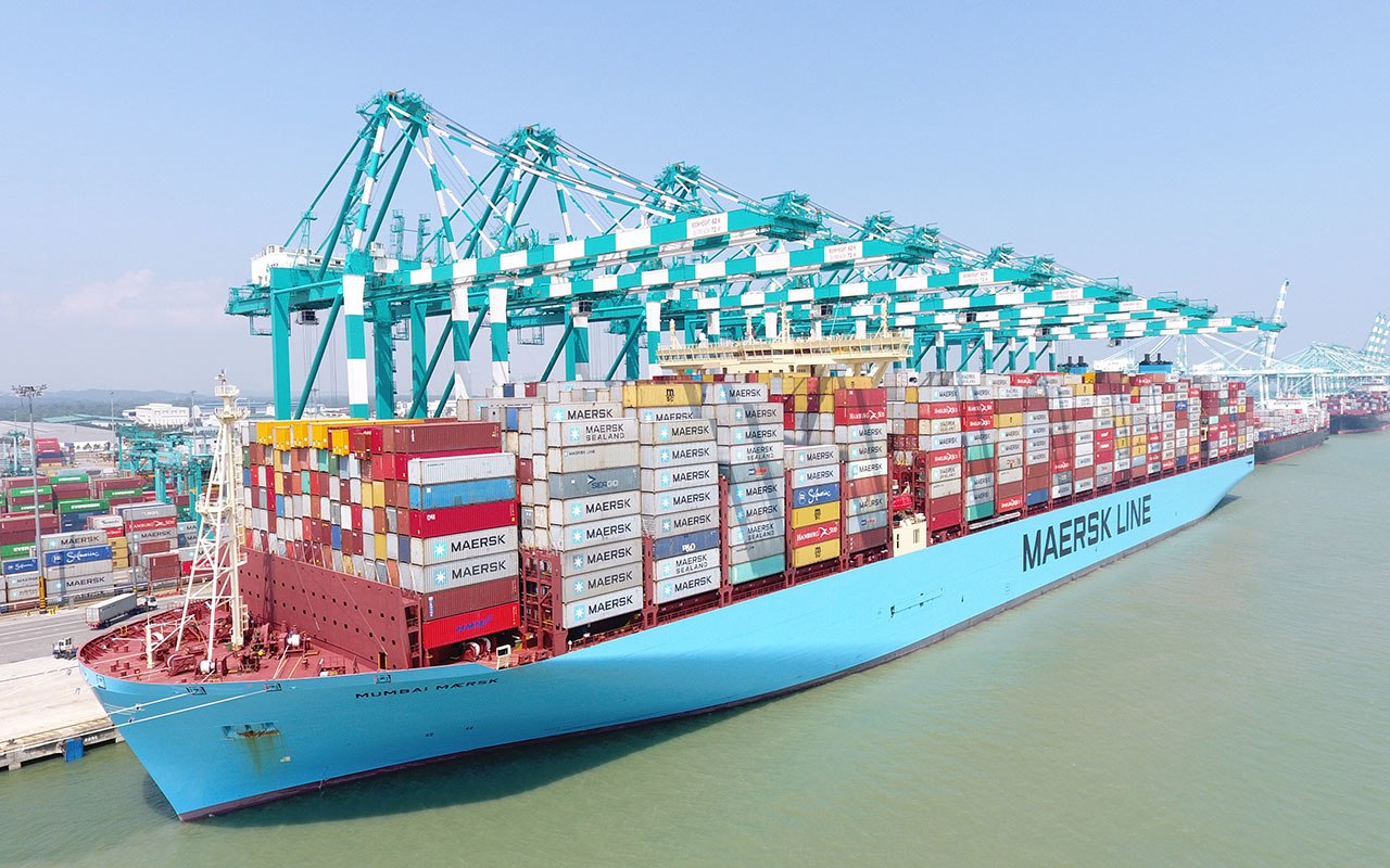 Maersk plans to build and operate a new sales and logistics centre in Duisburg