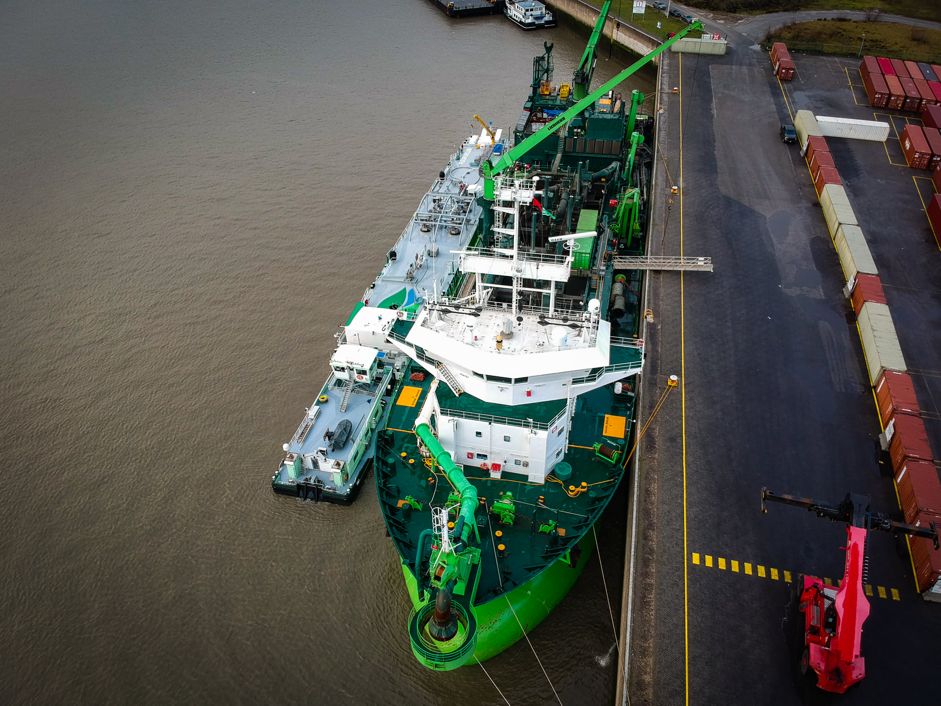 A first in Flanders: Maintenance dredging work on the Scheldt powered by LNG