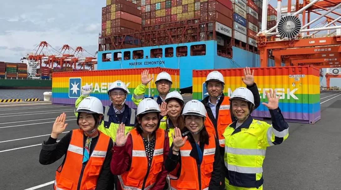 APM Terminals Yokohama welcomes Maersk s rainbow containers