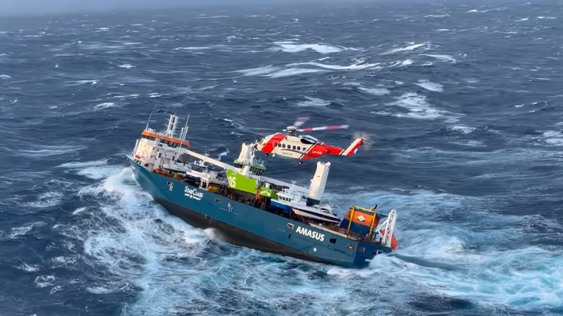 EEMSLIFT HENDRIKA in danger in Norwegian Sea; All crew evacuated; Τοwage heading towards Olesund (Videos)