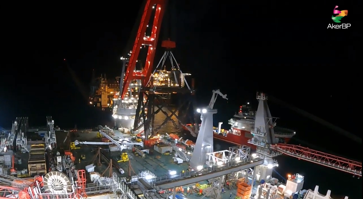 Pioneering Spirit lifts 2500-t QP lower jacket