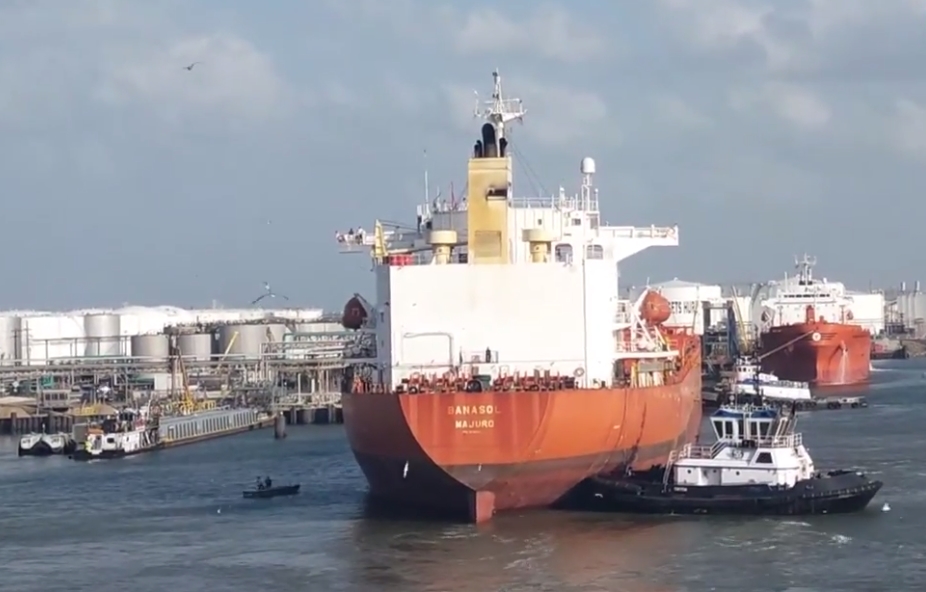 Klaveness Combination Carriers sells a 21-years old CABU vessel in a historically strong dry bulk market A subsidiary of Klaveness Combination Carriers ASA (“KCC”) has concluded a sale of the 2001-built CABU vessel, MV Banasol, as a dry bulk vessel. Second-hand values for older panamax dry bulk vessels have increased by around 150% to date in 2021, representing an opportunity to sell the oldest vessel in KCC’s fleet and to start preparing for a renewal of the CABU fleet. The vessel is expected to be delivered to the new owner in December 2021. The sale will generate an estimated profit of USD 6.5 million and an estimated net cash effect of USD 10.6 million, recognized in the fourth quarter. “The concluded sale demonstrates attractive secondhand values in the standard markets for KCC’s fleet and will support KCC’s investor friendly dividend policy going forward. The sale furthermore supports KCC’s decarbonization efforts by reducing average CO2 emission and improving average trading efficiency of KCC’s fleet,” comments the CEO of KCC, Engebret Dahm.