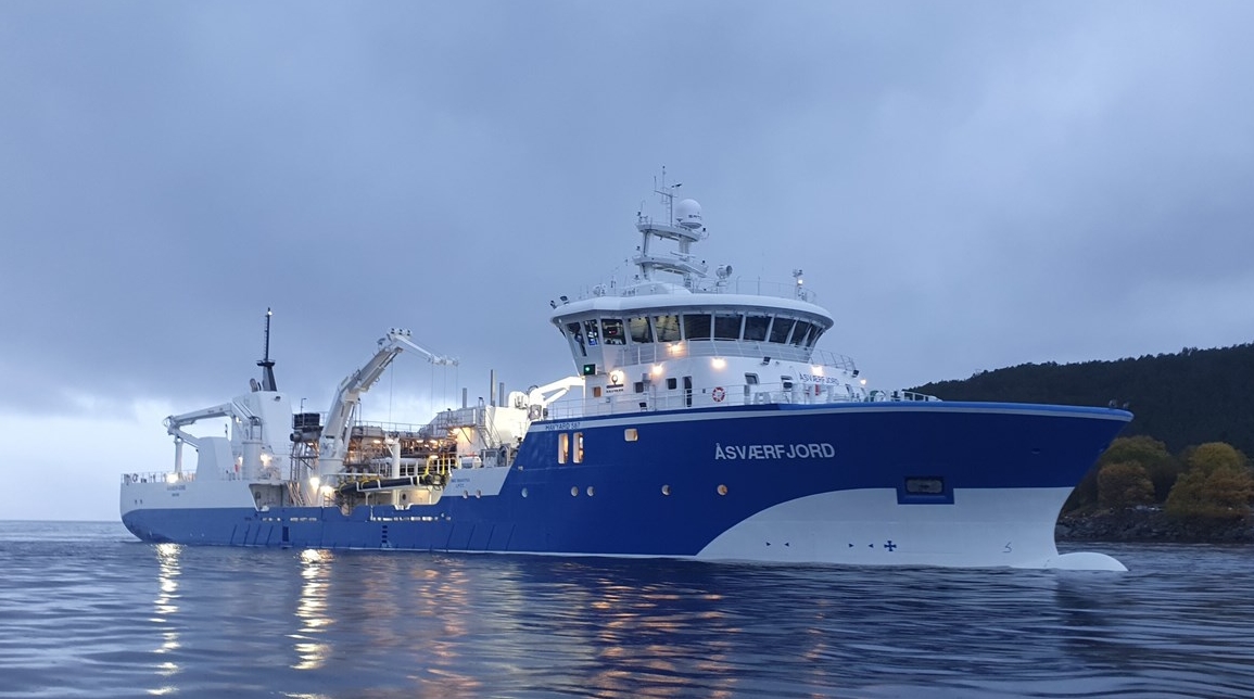 Havyard Leirvik delivers the last wellboat in the same series on schedule   The vessel Åsværfjord, which is the sixth ship in the Havtrans series, is leaving Havyard Leirvik to go into service for Frøy. Managing director of the yard, Tor Leif Mongstad, says they must have broken the world record for start-up on these kinds of ships.   ‘I do not think there is anyone who can compare with us when it comes to starting up this type of ships. We have learned a lot along the way and dare to say that we are experts in wellboats. Excellent, quick work  Håkon Bosdal has been project manager for Åsværfjord. In the early phase, when the hull arrived at the yard, the project was affected by the pandemic but work gradually picked up speed and was performed well.  ‘The delivery is on schedule and those who have been involved in the project have put in a fantastic effort. Not least, I would like to draw attention to the fish handling system, which fell into place more quickly than normal, which is impressive for such advanced and complex systems.' Bosdal also highlights the excellent cooperation with subcontractors and the shipping company. Over time, Havyard Leirvik has got to know the staff of Frøy (previously Norsk Fisketransport) well.  ‘They have provided important knowledge from their field and have brought out the best in us.'            More fish welfare, less emissions The ‘Havtrans’ series is a design series from Hav Design that sets the standard for medium-sized wellboats in the industry. Åsværfjord has a capacity of 3,250 cubic metres, in three circular tanks. The circular tanks enable the vessel to transport larger quantities of fish while ensuring calmer conditions and higher survival rates, thereby enhancing fish welfare. The hull design also means that the vessel moves smoothly, reducing both emissions and fuel expenses.  When Åsværfjord now leaves the yard, Havyard Leirvik will enter a new phase where the focus will, for earnest, be on modification assignments and repairs. Ready for service and modification assignments  Tor Leif Mongstad emphasises the excellent location of the yard and its covered dry dock, which mean that they can also carry out work in winter that has traditionally been done during the summer. The yard has the right staff and can carry out different types of repair, maintenance, and modification assignments. ‘We have delivered positive results on the projects we have had and received great feedback from customers. We are measured by the quality and time it takes to get the job done.' Havyard Leirvik has a firm foothold in the green transition with a strong position in offshore wind farms and battery-powered ferries. These references will also be important in the repair and modification market. Shipbuilding is not a solo endeavour but a team effort, everything must work, and the teamwork must be optimal. We have now delivered so many different types of vessels that we have a squad that can cover every position. We are therefore very confident that we will be able to build a strong service and modification yard.  