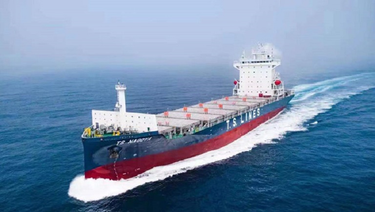 Huangpu Wenchong delivered its first self-developed 1900TEU container ship
