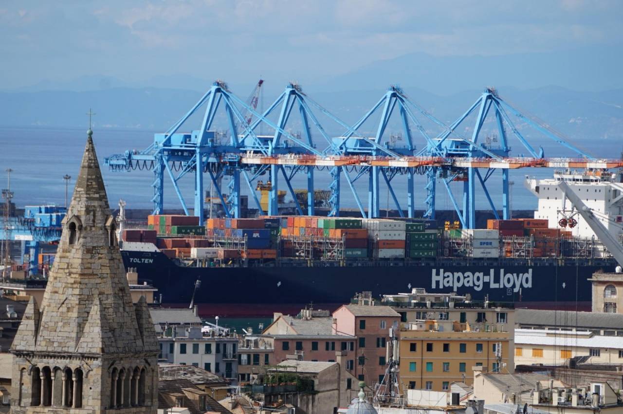 Hapag-Lloyd acquires minority share in Italy-based Spinelli Group