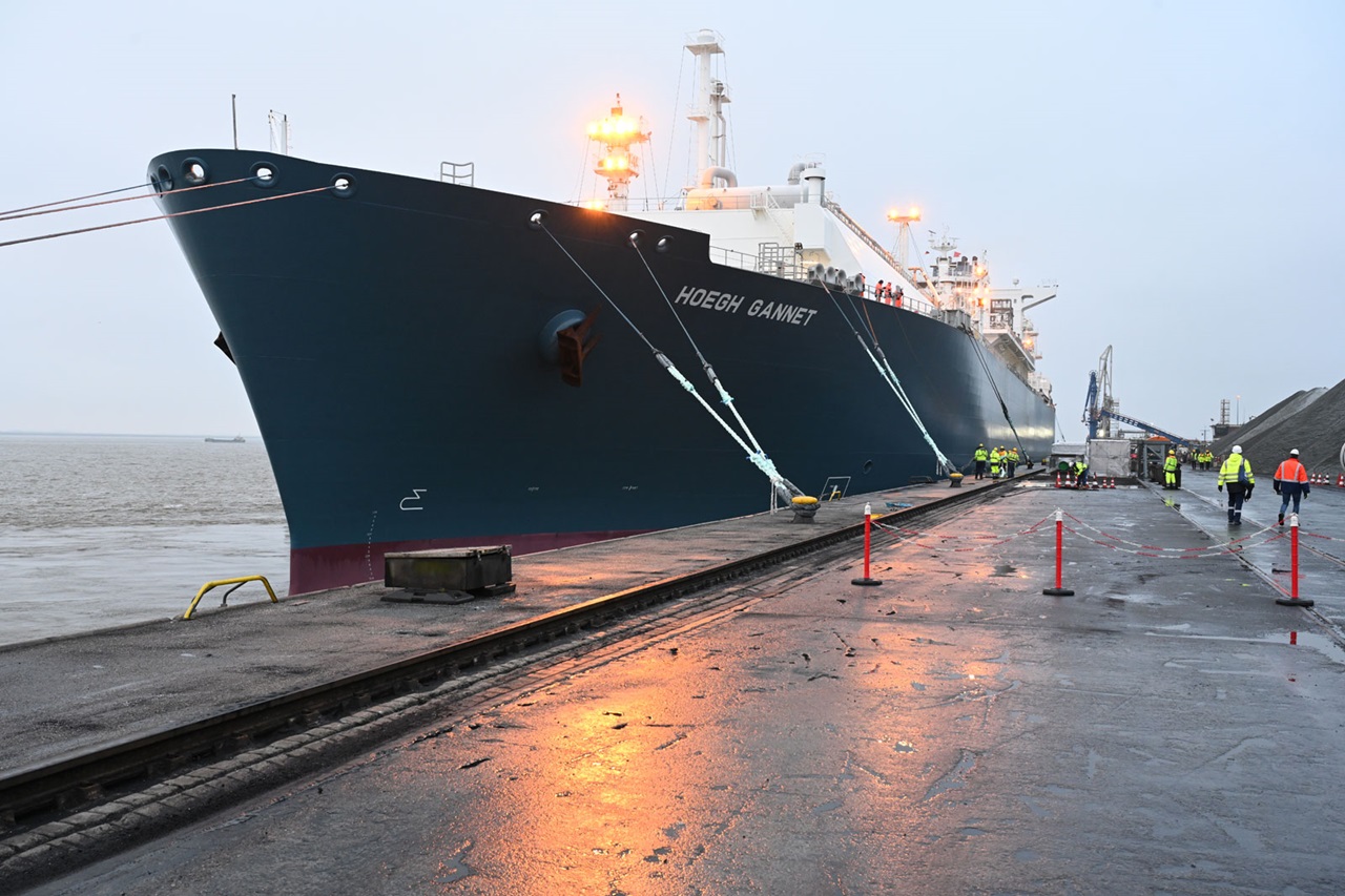 Floating LNG terminal arrives at Brunsbüttel and increases German liquid gas import capacity