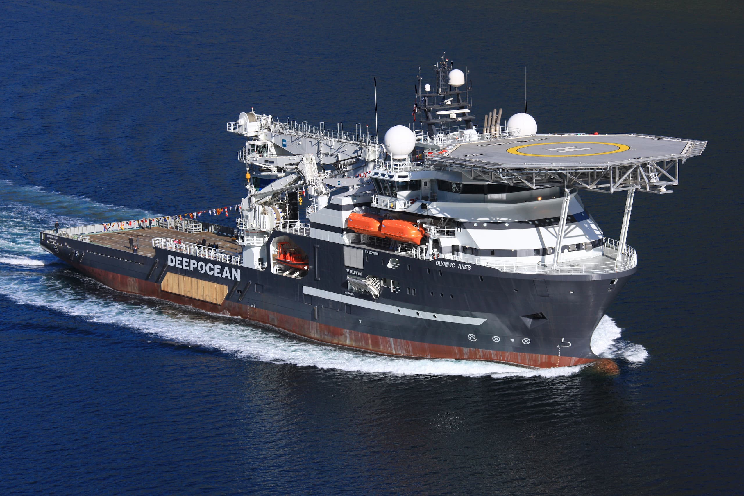 DeepOcean charters offshore support vessel