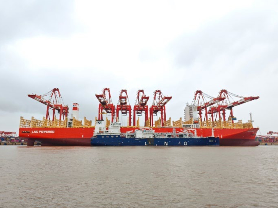 PIL and SSES complete the inaugural LNG bunkering of PIL’s first LNG dual-fuel 14,000 TEU container ship