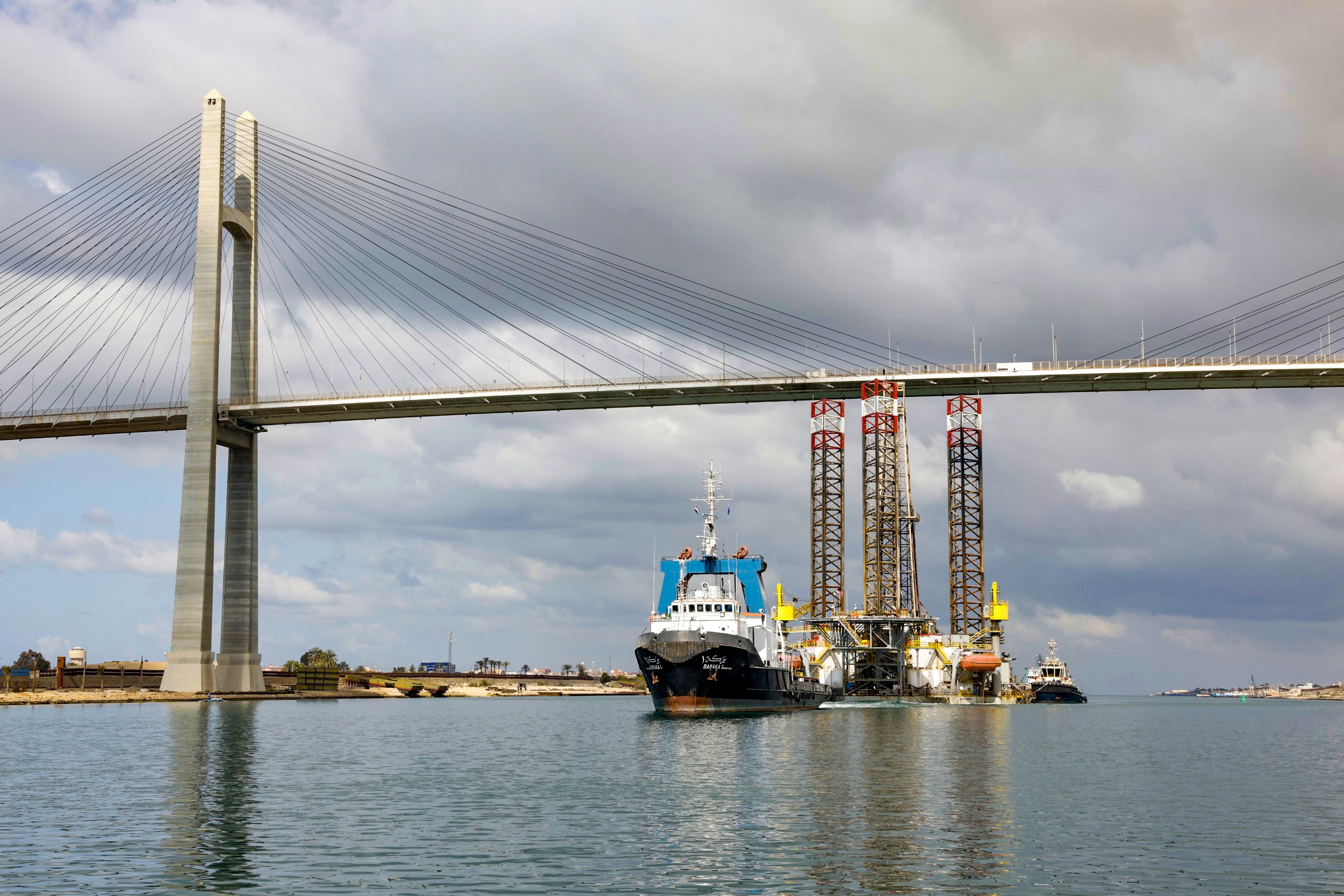 Suez Canal Authority successfully navigates large rig