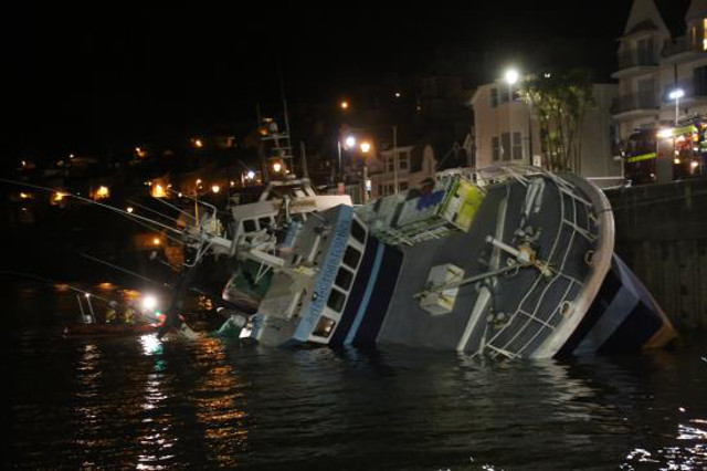 Dart RNLI Rescue Five Seamen from French sinking trawler (Video) 