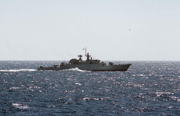 Iranian Navy warships escorts cargo ship to Yemen