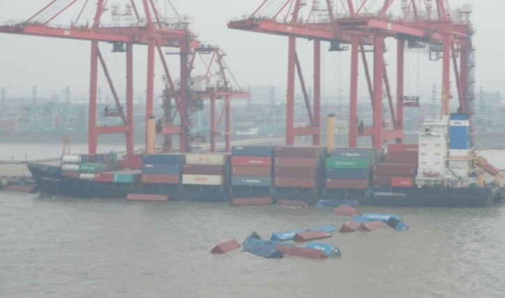 44 containers lifted out of Yangtze River at Waigaoqiao Dock