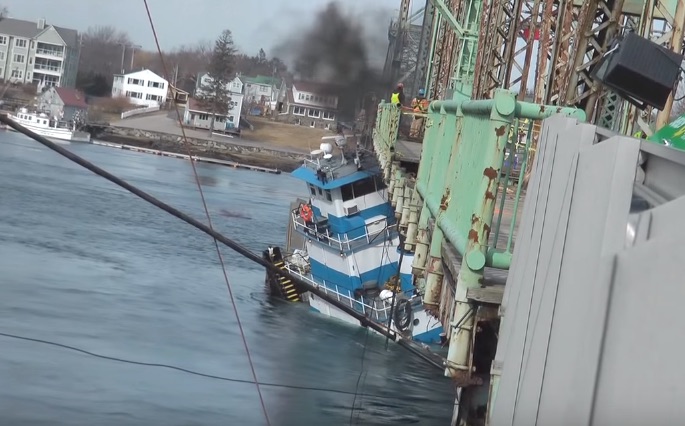 Curious to See: Salvage operation of Pinned Tugboat nearly Sucked Under Bridge