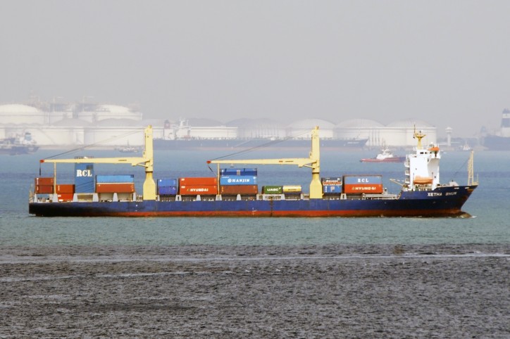 Container ship XETHA BHUM hits embankment on Chao Praya river, Bangkok (Video)