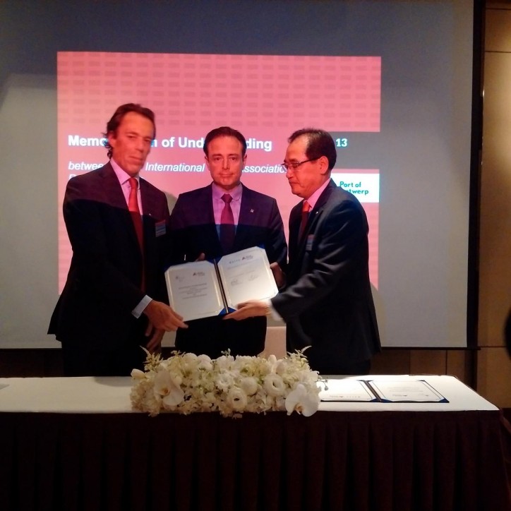 During the City Trade Mission to Seoul, Antwerp Port Authority signed a Memorandum of Understanding with KITA, the Korea International Trade Association - Dec 13, 2016