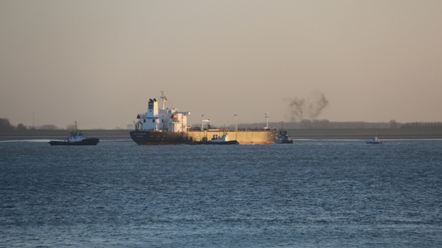 Product tanker SEA HORIZON loaded with 38000t of gasoline runs aground on Western Scheldt, Netherlands