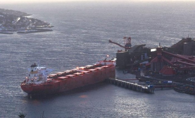 Bulk carrier allides with a quay in Norway