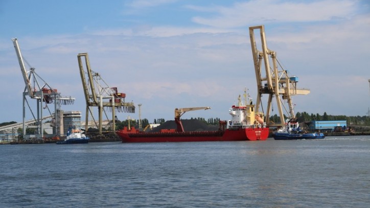 Cargo Ship Sabina disabled by engine room fire (Video)