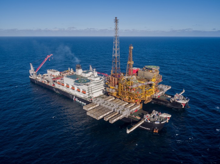 Pioneering Spirit sets world lifting record with Shell Brent Delta topsides removal (Video) 