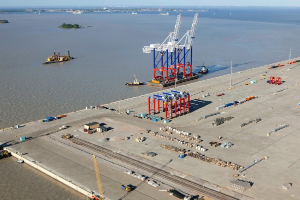 The deepwater port of Bronka will be equipped with a total of four post-Panamax container gantry cranes manufactured at Liebherr's Rostock plant.