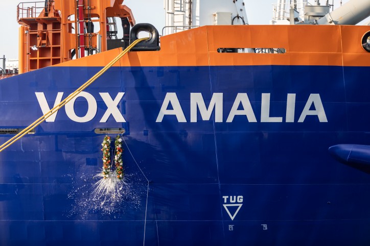 Queen Máxima of the Netherlands christens trailing suction hopper dredger Vox Amalia (Video)
