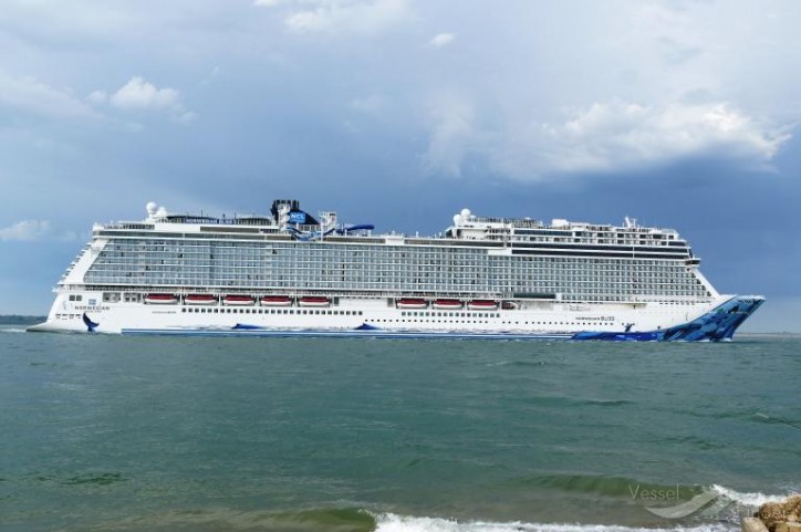 Vancouver welcomes largest cruise ship to-date, Norwegian Bliss, to Canada Place at the Port of Vancouver