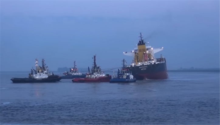 Oil tanker Seatrout grounded after collision with bulk carrier Usolie on the Western Scheldt (Video)